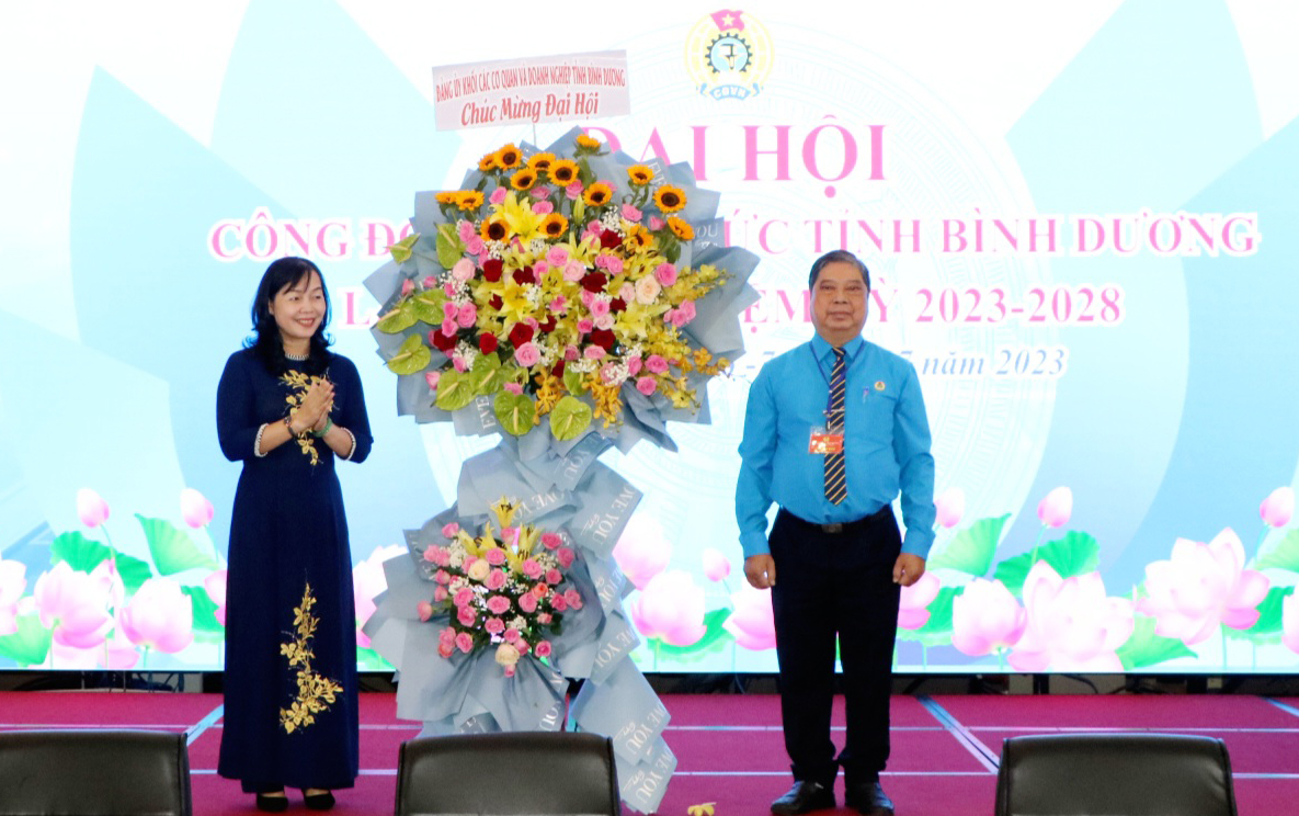 Lãnh đạo Đảng ủy khối các Cơ quan và Doanh nghiệp tỉnh tặng hoa chúc mừng đại hội.